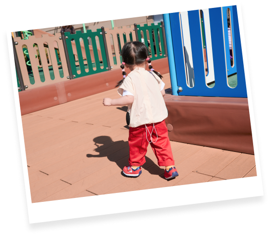 ベビエアファン付きベストの着用イメージ 1 子どもの夏のおでかけと熱中症対策